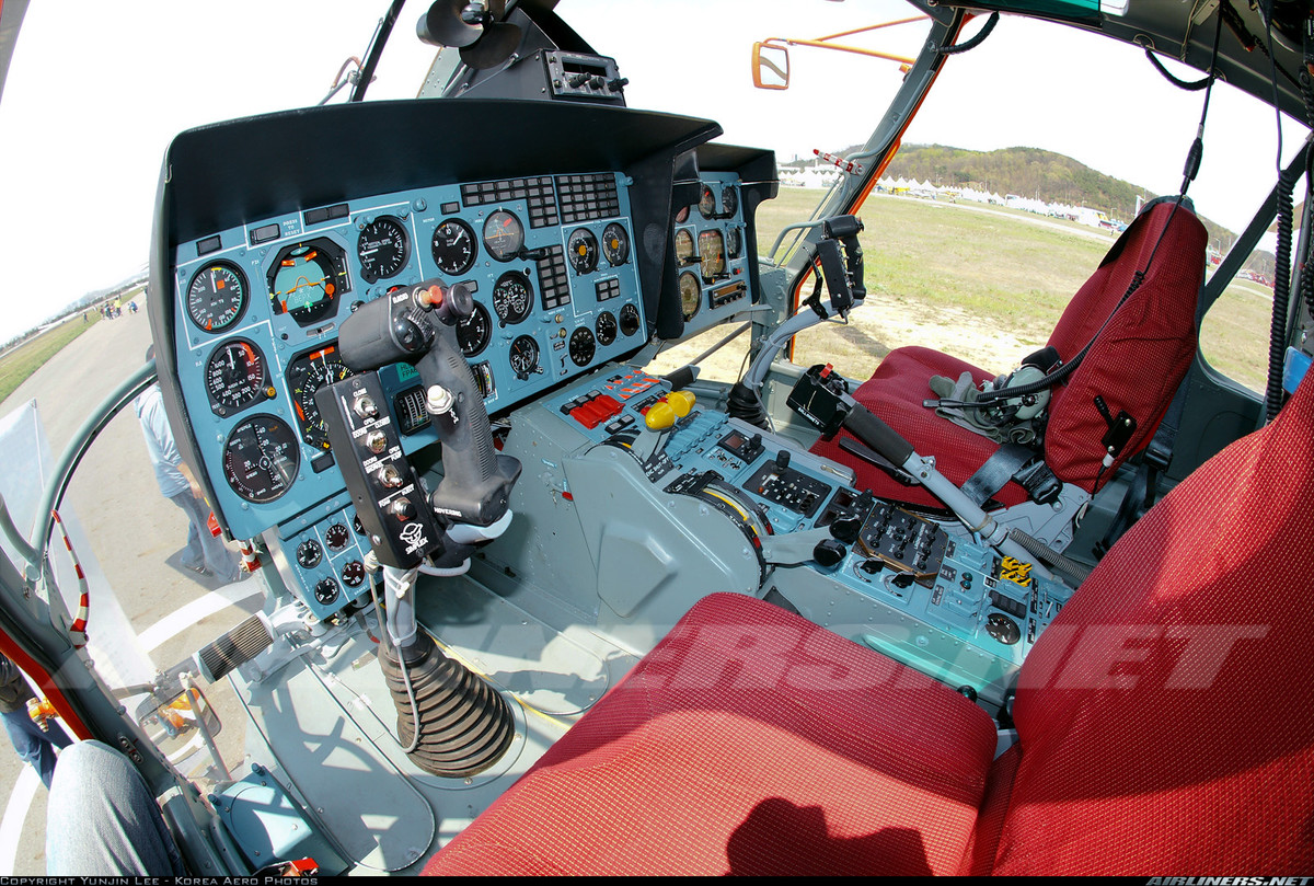 Trong ảnh là cabin một chiếc Ka-32 kiểu cũ với các đồng hồ hiển thị tham số kỹ thuật bay…