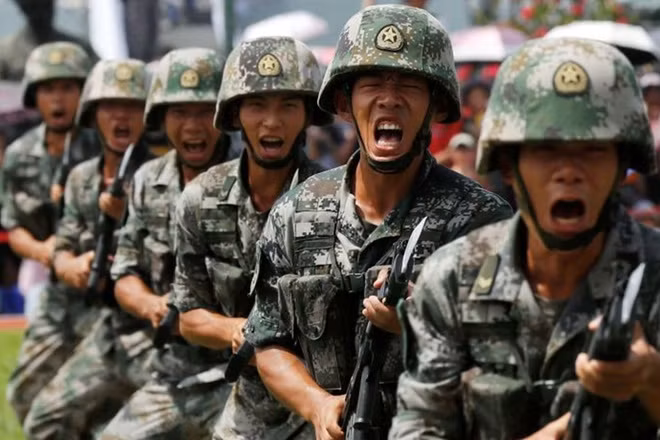 Số ngân sách còn lại của Trung Quốc để trả lương cho 2 triệu binh sĩ và tăng lương cho binh sĩ cũng là những khoản mục quan trọng trong chi tiêu quân sự. Trung Quốc đang cố gắng tăng lương cho binh lính để có thu nhập bằng hoặc vượt so với mức thu nhập chung của Trung Quốc, nhằm thu hút nhân lực có trình độ cao vào quân đội nước này.