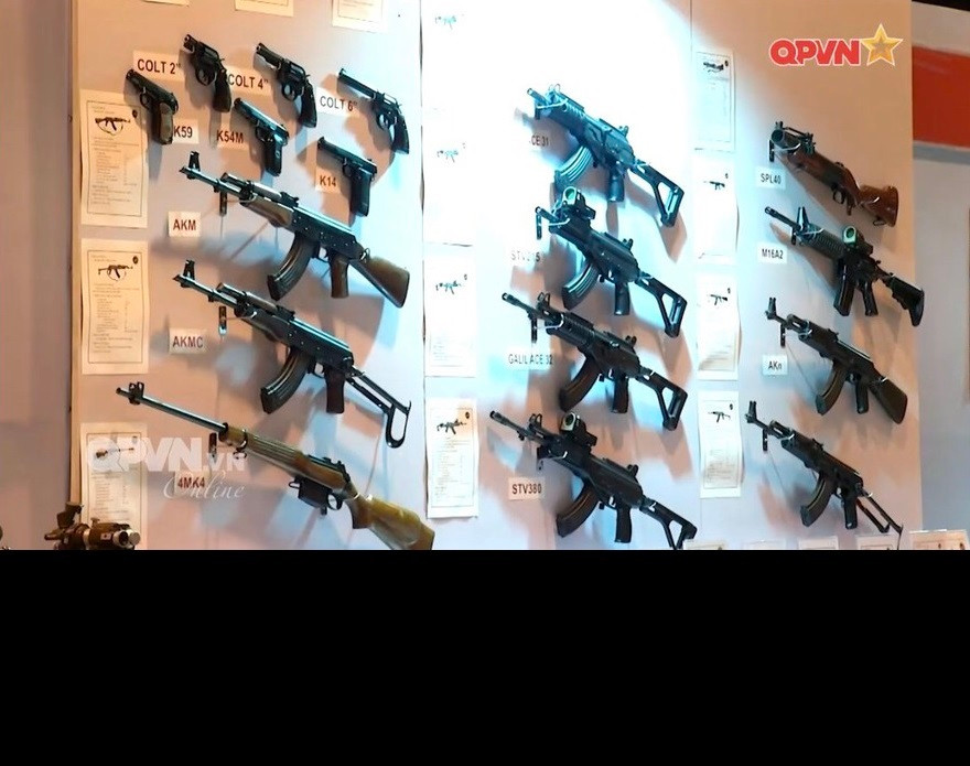 Tuy nhiên, kể từ sau năm 2015, nhà máy đã tiếp nhận dây chuyền chuyển giao công nghệ sản xuất súng trường tấn công Galil Ace từ Israel và đã chế tạo thành công, trang bị số lượng cho một số đơn vị. Đây chính là tiền đề cho nhà máy tiếp tục phát triển, cải tiến và cho ra đời mẫu STV-215/380 phù hợp với điều kiện tác chiến đặc thù của quân đội ta, hiện nay đang đưa sản xuất đại trà. Bên cạnh đó, chất lượng chế tạo các loại súng như AKM, AKn cũng nâng cao hơn rõ rệt. Ngoài ra, Tổng cục cũng đã chế tạo thành công nhiều loại súng phóng lựu cầm tay như M-79VN, SPL-6 cực kỳ mạnh mẽ. Ảnh: Các loại súng cá nhân tiêu biểu do Tổng cục Công nghiệp Quốc phòng chế tạo.