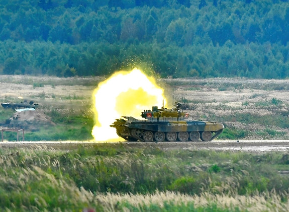 Như vậy, nếu đem so với kết quả sơ bộ sau trận đấu đêm qua thì đội tuyển Việt Nam bị cộng thêm 2 phút, trong khi đội tuyển xe tăng Myanmar chỉ bị cộng thêm chưa đầy 1 phút. Hiện vẫn chưa rõ vì sao tuyển Việt Nam lại bị cộng thêm giờ. Dẫu vậy, như chúng ta đã biết, kíp Việt Nam 2 đã thi đấu không tốt, khi để xảy ra nhiều lỗi. Chưa kể, xe tăng liên tục gặp vấn đề kĩ thuật cũng có thể là nguyên nhân khiến Việt Nam bị cộng thêm giờ. Ảnh: QĐND.