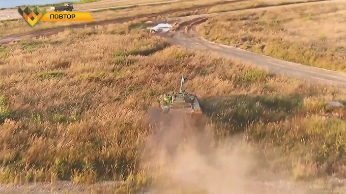 Và thực tế, kíp Myanmar 3 đã phạm sai lầm khi chạy lạc đường khi đang thực hiện các vòng phạt. Ngay khi có cảnh báo của trọng tài, dường như quá vội vàng, kíp lái đã lao thẳng xe xuống "ruộng" để tìm trở lại đường đua.