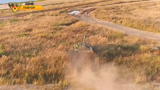 Và thực tế, kíp Myanmar 3 đã phạm sai lầm khi chạy lạc đường khi đang thực hiện các vòng phạt. Ngay khi có cảnh báo của trọng tài, dường như quá vội vàng, kíp lái đã lao thẳng xe xuống "ruộng" để tìm trở lại đường đua.