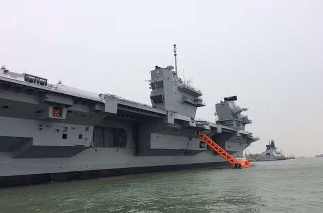 Mặc dù số tàu sân bay của Anh này không nhiều so với Mỹ, nhưng Anh vẫn là quốc gia có 2 tàu sân bay; quan trọng hơn, Anh hoàn toàn có đủ năng lực nghiên cứu, phát triển và đóng tàu sân bay. Ảnh: Tàu sân bay lớp Queen Elizabeth của Hải quân Anh - Nguồn: Hải quân Anh.