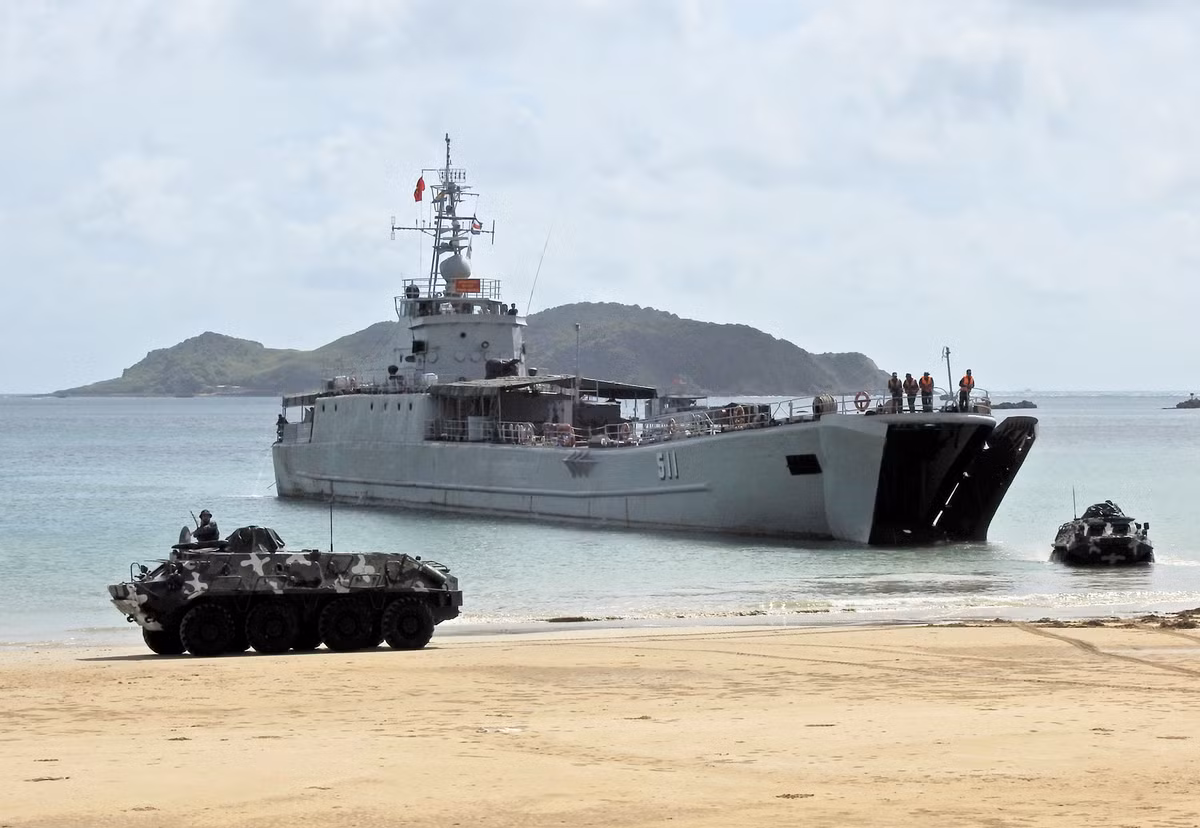 Theo số ra ngày 15/9/2020 của báo Hải quân, tàu đổ bộ 511 (biên chế Lữ đoàn vận tải 125 Hải quân) đã được sửa chữa, hiện đại hóa thành công trong giai đoạn từ 2017-2019 sau 41 năm phục vụ bền bỉ. Đây là tin vui đối với Hải quân Nhân dân Việt Nam nói riêng và Quân đội Nhân dân Việt Nam nói chung về vấn đề đảm bảo vũ khí khí tài. Khi mà tàu 511 là một trong các tàu đổ bộ lớn, đóng vai trò quan trọng đối với vận tải hải quân. Ảnh: Báo Hải quân Việt Nam.