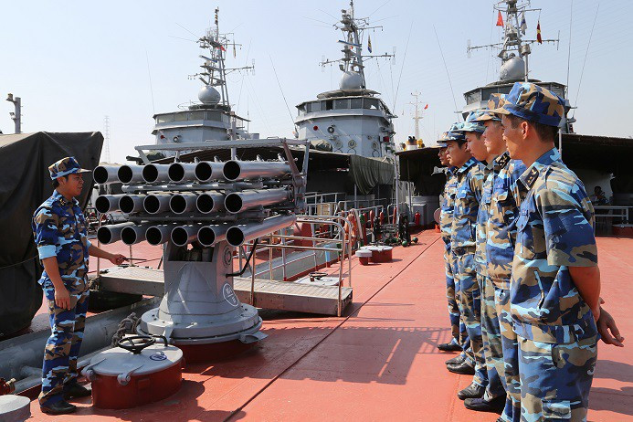 Tàu trang bị một số loại vũ khí tự vệ và yểm trợ cho quân đổ bộ đường biển gồm pháo phòng không AK-230 CIWS và hai bệ pháo phản lực phóng loạt WM-18A với cơ số đạn 180 viên rocket 140mm. Ảnh: Báo Hải quân Việt Nam.