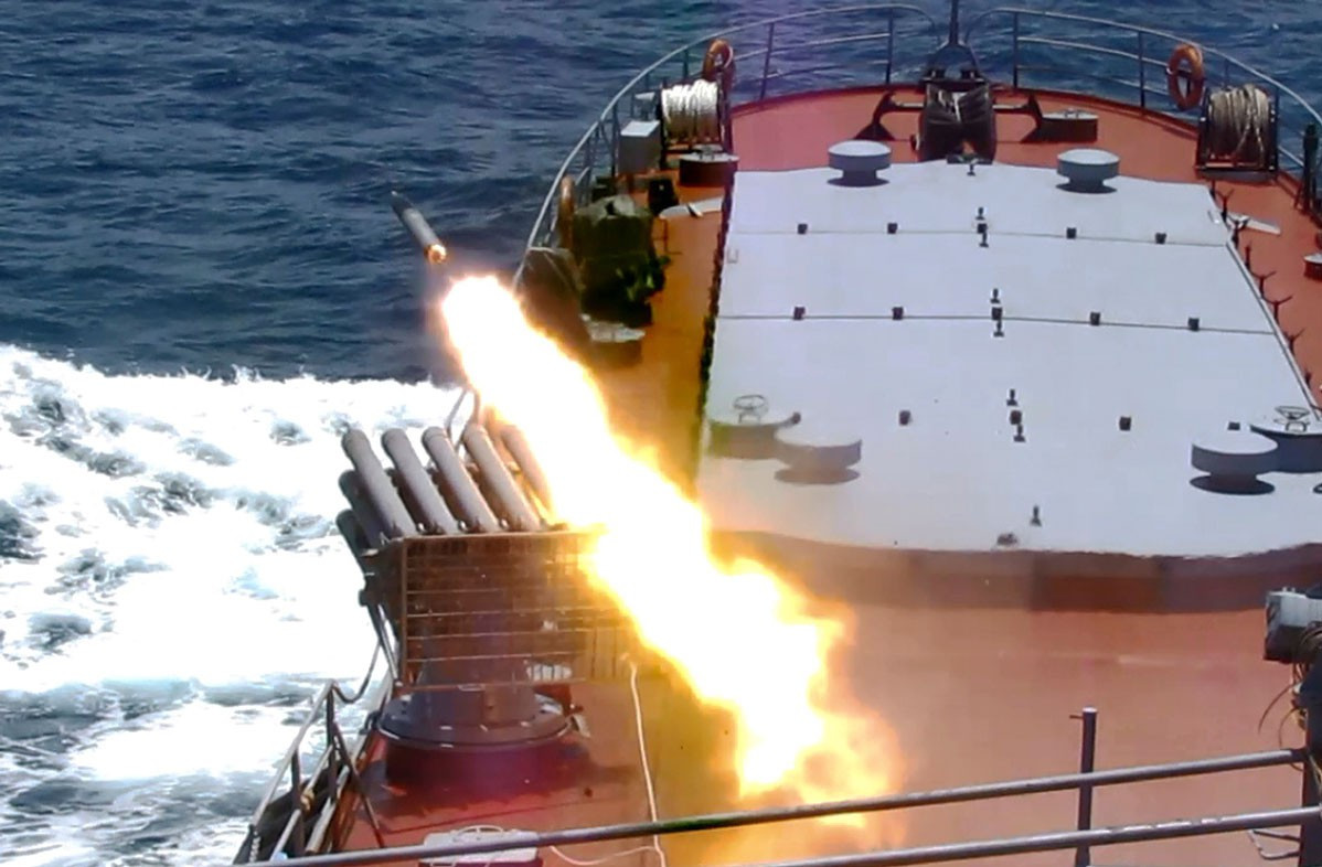 Pháo phản lực trang bị các viên đạn nổ phá mảnh M-14OF cỡ 140mm, dài 1,1m, mang lượng thuốc nổ nặng 4kg với tầm bắn từ 600 tới 9.810m. Ảnh: Báo Hải quân Việt Nam.