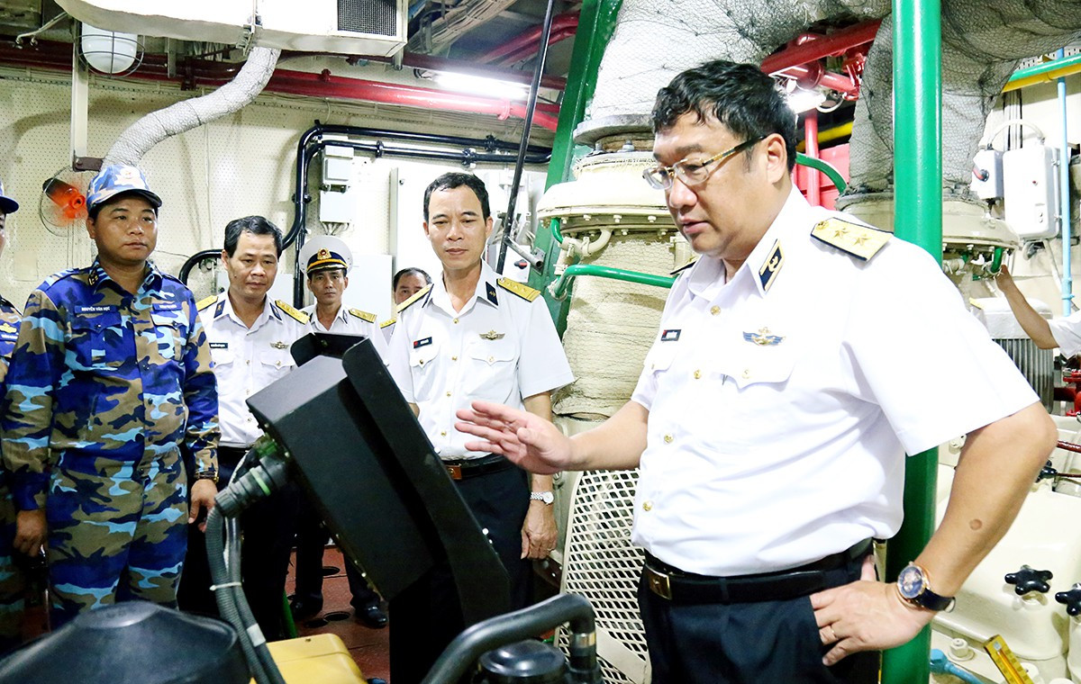 Nguyên bản tàu này trang bị 2 máy diesel 40DM công suất 2.200hp/chiếc, 4 máy phát điện 52kW và 2 chân vịt. Tốc độ di chuyển đạt 18,4 hải lý/h. Ảnh: Báo Hải quân Việt Nam.