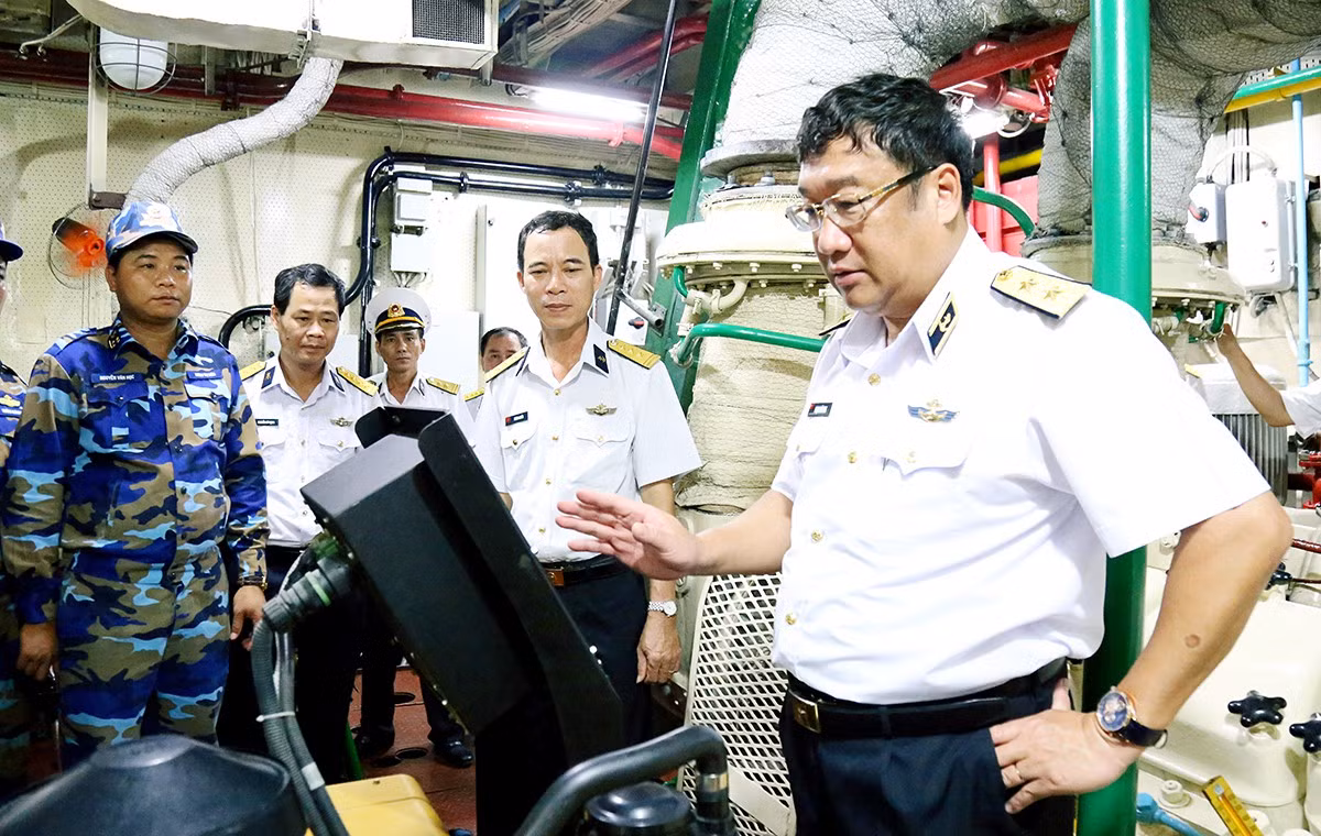 Nguyên bản tàu này trang bị 2 máy diesel 40DM công suất 2.200hp/chiếc, 4 máy phát điện 52kW và 2 chân vịt. Tốc độ di chuyển đạt 18,4 hải lý/h. Ảnh: Báo Hải quân Việt Nam.