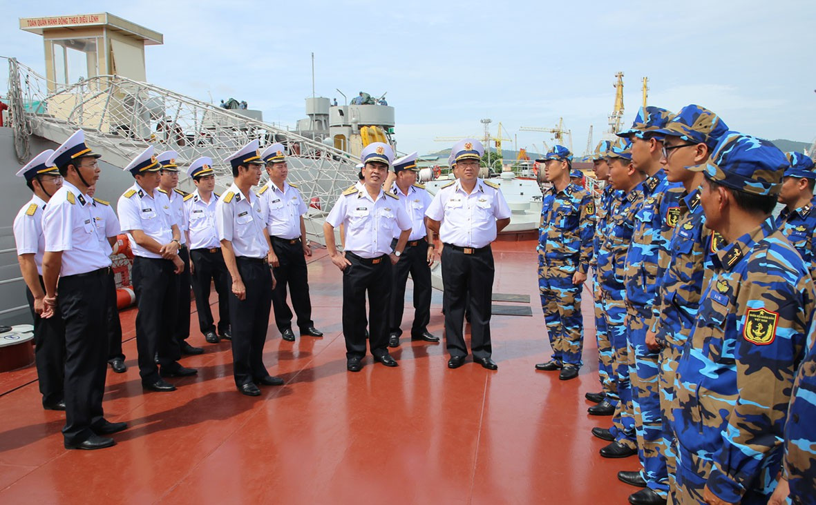 Trong ảnh, lãnh đạo Hải quân Nhân dân Việt Nam thăm tàu đổ bộ 511 sau hiện đại hóa. Ảnh: Báo Hải quân Việt Nam.