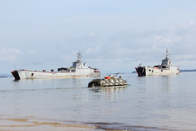 Tàu 511 nguyên là tàu đổ bộ do Liên Xô cung cấp cho Việt Nam từ năm 1979 (con tàu được đóng và biên chế năm 1970). Trước đó con tàu đã trải qua 9 năm hoạt động trong Hải quân Liên Xô. Tháng 5/1979, con tàu vượt gần 5.000 hải lý từ Liên Xô về Việt Nam, vào biên chế lữ đoàn vận tải 125 với số hiệu “511”. Ảnh: Báo Hải quân Việt Nam.