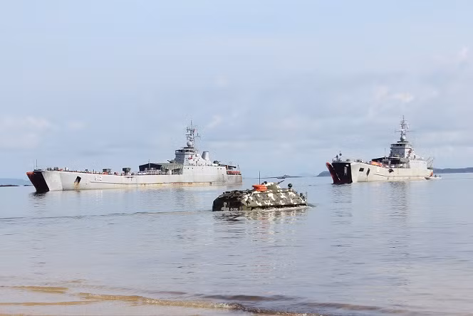 Tàu 511 nguyên là tàu đổ bộ do Liên Xô cung cấp cho Việt Nam từ năm 1979 (con tàu được đóng và biên chế năm 1970). Trước đó con tàu đã trải qua 9 năm hoạt động trong Hải quân Liên Xô. Tháng 5/1979, con tàu vượt gần 5.000 hải lý từ Liên Xô về Việt Nam, vào biên chế lữ đoàn vận tải 125 với số hiệu “511”. Ảnh: Báo Hải quân Việt Nam.