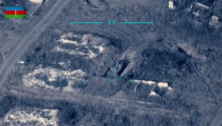 AP dẫn lời nhà chức trách Nagorno-Karabakh cho hay pháo binh đã tấn công thủ phủ Stepanakert của vùng này và các thị trấn Martaker, Martuni. Ngược lại, người phát ngôn Bộ Quốc phòng Armenia Artsrun Hovhannisyan tố Azerbaijan tấn công lãnh thổ Armenia gần thị trấn Vardenis.