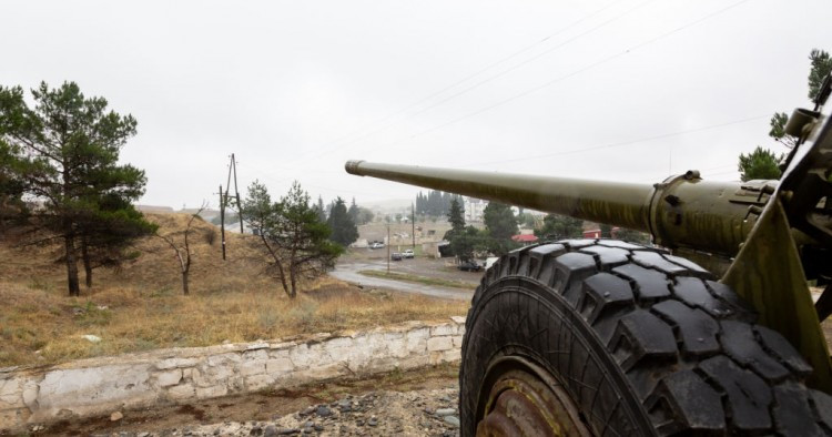 Bộ trưởng Ngoại giao Javad Zarif của Iran, quốc gia có biên giới với cả Azerbaijan và Armenia, kêu gọi chấm dứt các hành động thù địch ngay lập tức và thúc giục đối thoại để giải quyết những khác biệt.