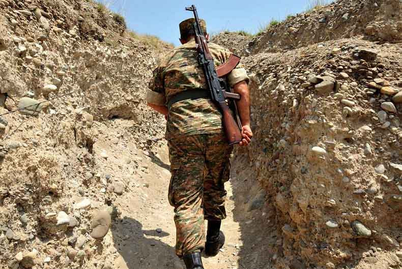 Ngay sau cuộc chạm súng, quốc tế cũng nhanh chóng lên tiếng. Bộ trưởng Ngoại giao Nga Sergey Lavrov đang làm việc để thúc đẩy các bên ngừng bắn và đàm phán nhằm ổn định tình hình. Thủ tướng Albania Edi Rama, Chủ tịch Tổ chức An ninh và Hợp tác châu Âu (OSCE), kêu gọi các bên ngừng giao tranh.