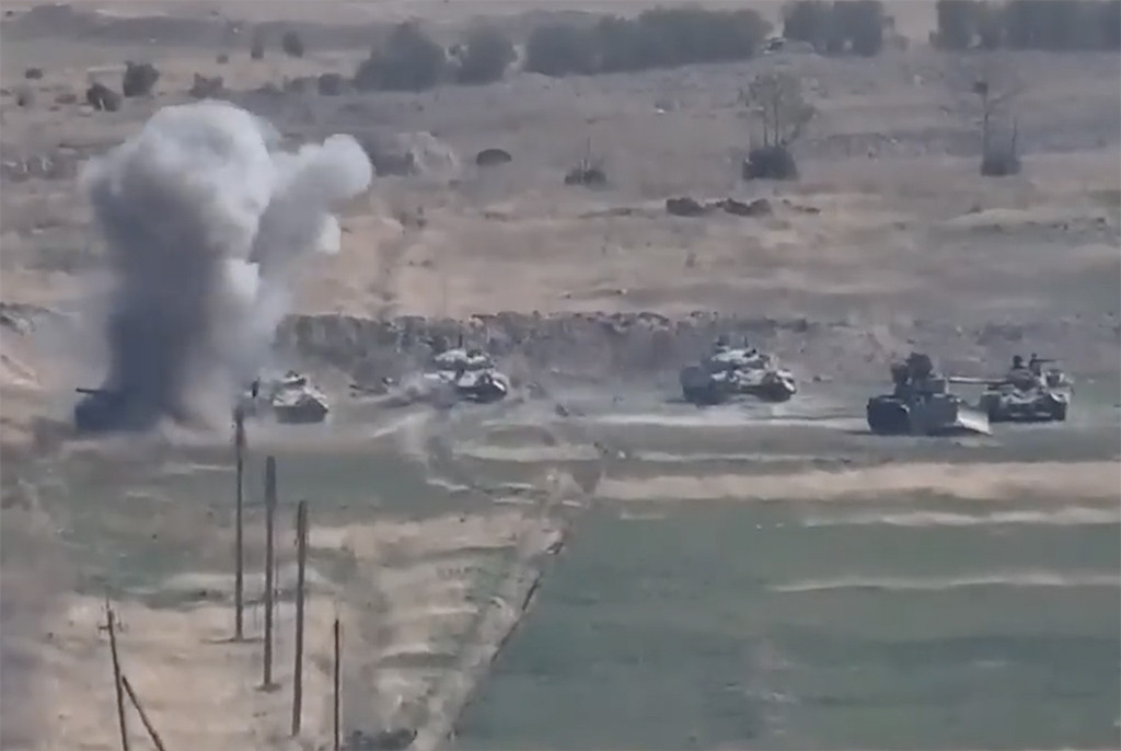 Nguồn tin tình báo tiết lộ với các hãng tin Nga rằng, trong cuộc giao tranh hôm 27/9, Quân đội Armenia đã "mất 22 xe tăng, 15 hệ thống tên lửa phòng không Osa, 8 khẩu pháo và 18 máy bay không người lái (UAV)".