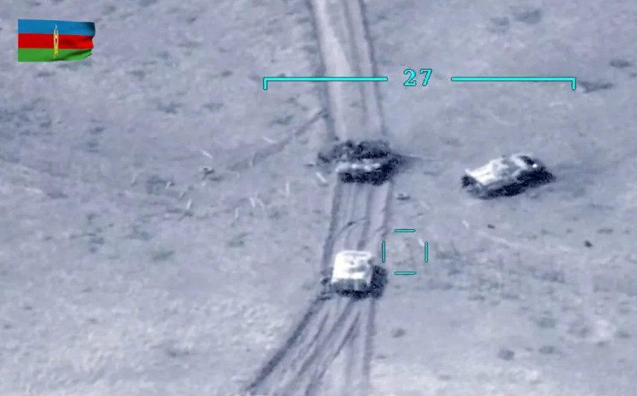 Một phát ngôn viên của Bộ Quốc phòng Armenia nói với đài RT rằng phía Azerbaijan tấn công họ bằng pháo binh và xe bọc thép cùng hệ thống phun lửa hạng nặng TOS-1.