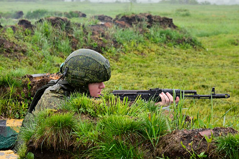 Ngoài ra, họ vẫn có trang bị vũ khí tiêu chuẩn như súng trường AK-74 hay các loại súng máy, vũ khí hạng trung để làm nhiệm vụ chiến đấu khi cần. Ví dụ như vào đêm ngày 18/9/2017, một trung đội quân cảnh Nga đã bắt buộc chiến đấu với quân khủng bố ở Syria tại tỉnh Idlib trước khi được giải cứu.