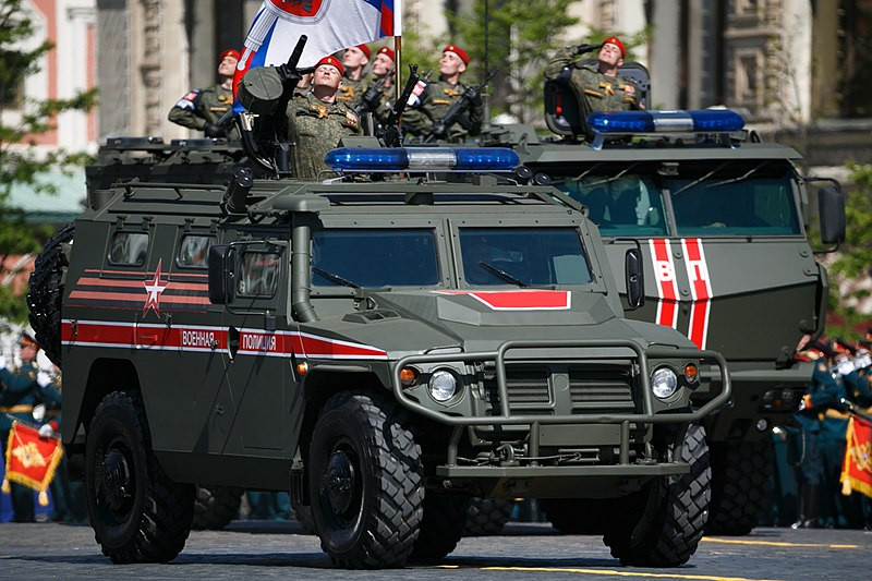 Xe thiết giáp SUV GAZ Tigr của quân cảnh Nga. Các binh sĩ quân cảnh Nga đều đội mũ nồi đỏ.