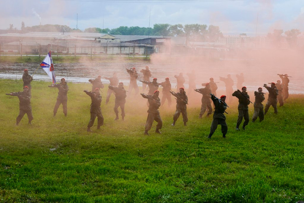 Mãi đến năm 2005, Tổng thống Vladimir Putin bắt đầu nhen nhóm ý tưởng lực lượng quân cảnh để thiết lập trật tự, tăng cường tính kỷ luật đối với quân nhân. Tuy nhiên, phải trải qua khá nhiều giai đoạn, mà mãi tới ngày 19/11/2012, Thiếu tướng Andrei Nechayev tuyên bố với RIA rằng, lực lượng quân cảnh đã được thành lập, nhưng tất nhiên mọi thứ vẫn đang phải sắp xếp tổ chức. Đầu tháng 2/2014, Tổng thống Putin ký ban hành Luật Quân cảnh, Duma Quốc gia thông qua ngày 24/1 và tiếp đó là Hội đồng Liên bang thông qua ngày 29/1.
