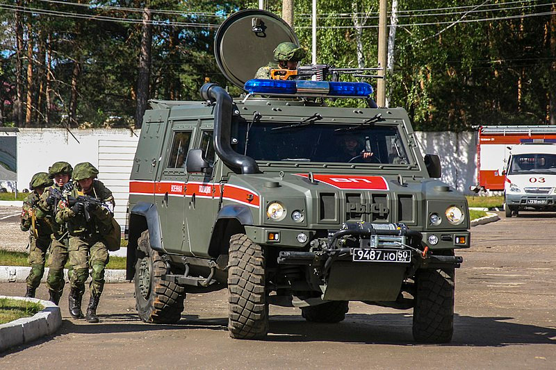 Đa số trang bị cơ giới của quân cảnh là ô tô bọc thép, có thể kháng mìn hoặc các dòng xe dân sự thông thường hoạt động ở vùng không chiến sự. Ảnh: Xe bọc thép Ry's do Nga sản xuất theo giấy phép của Italy.
