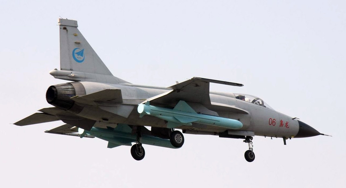 Máy bay chiến đấu hạng nhẹ một động cơ JF-17 Thunder Block III; đây là phiên bản nâng cấp của loại block II; máy bay đã thử được thử nghiệm thành công vào đầu năm nay. Ngoài động cơ, phần nâng cấp quan trọng nhất của máy bay được trang bị radar mảng pha chủ động, được phát triển bởi một nhà sản xuất radar Trung Quốc. Ảnh: Máy bay chiến đấu JF-17 Thunder của Pakistan - Nguồn: defenseworld.