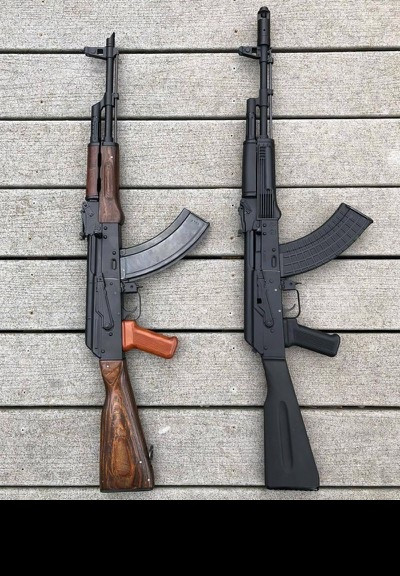 Về cơ bản, AK-103 chính là phiên bản nâng cấp của súng trường AKM từ thời Liên Xô, với việc thay thế các chi tiết gỗ bằng chi tiết nhựa, chuyển sang dùng trích 90 độ và thay miếng vát giảm nảy đầu nòng bằng chụp bù giật kiểu AK-74, bổ sung thêm gá gắn kính ngắm ở bên trái thân súng. Đây là loại vũ khí được Nga chào bán rất nhiều, đặc biệt là cho các quốc gia hiện đang sử dụng nhiều súng AK-47/AKM đã qua thời gian dài phục vụ, sử dụng cỡ đạn 7.62x39mm. Ảnh: Súng trường tấn công AKM (trái) bên cạnh người đàn em AK-103 (phải).