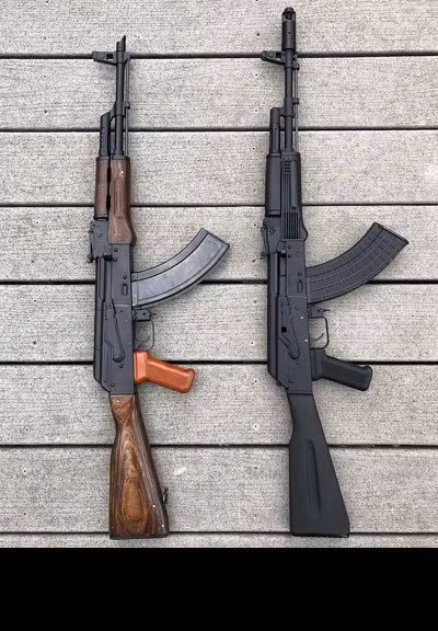 Về cơ bản, AK-103 chính là phiên bản nâng cấp của súng trường AKM từ thời Liên Xô, với việc thay thế các chi tiết gỗ bằng chi tiết nhựa, chuyển sang dùng trích 90 độ và thay miếng vát giảm nảy đầu nòng bằng chụp bù giật kiểu AK-74, bổ sung thêm gá gắn kính ngắm ở bên trái thân súng. Đây là loại vũ khí được Nga chào bán rất nhiều, đặc biệt là cho các quốc gia hiện đang sử dụng nhiều súng AK-47/AKM đã qua thời gian dài phục vụ, sử dụng cỡ đạn 7.62x39mm. Ảnh: Súng trường tấn công AKM (trái) bên cạnh người đàn em AK-103 (phải).