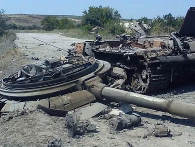 Trong số những thiếu sót khác của T-90, các chuyên gia lưu ý đến tình huống, nếu xe bị trúng đạn có nguy cơ bị phát nổ cao; lúc này lối thoát hiểm duy nhất là chui qua cửa xe trên nóc tháp pháo. Nếu không nhanh chóng thoát khỏi xe, khi khối đạn trong xe phát nổ, thì kíp xe chỉ có thể đối mặt với cái chết. Đây là điểm yếu cố hữu của xe tăng Nga, nhất là các mẫu xe T-72, khi bị trúng đạn, đạn trong xe bị kích nổ, thường hất văng tháp pháo.