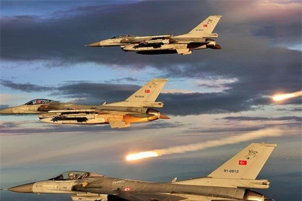 Nhìn bề ngoài, máy bay chiến đấu F-16 thuộc sở hữu của Thổ Nhĩ Kỳ không phải là phiên bản mới nhất. So với MiG-29 hiện đại hóa, khoảng cách kỹ thuật không quá lớn; tuy nhiên số chiến đấu cơ F-16 của Thổ Nhĩ Kỳ lại quá lớn, thừa sức đè bẹp số MiG-29 của Syria. Ảnh: F-16 của Thổ Nhĩ Kỳ đã từng “lộng hành” ở Syria - Nguồn: huanqiu.