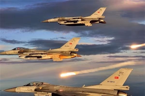 Nhìn bề ngoài, máy bay chiến đấu F-16 thuộc sở hữu của Thổ Nhĩ Kỳ không phải là phiên bản mới nhất. So với MiG-29 hiện đại hóa, khoảng cách kỹ thuật không quá lớn; tuy nhiên số chiến đấu cơ F-16 của Thổ Nhĩ Kỳ lại quá lớn, thừa sức đè bẹp số MiG-29 của Syria. Ảnh: F-16 của Thổ Nhĩ Kỳ đã từng “lộng hành” ở Syria - Nguồn: huanqiu.