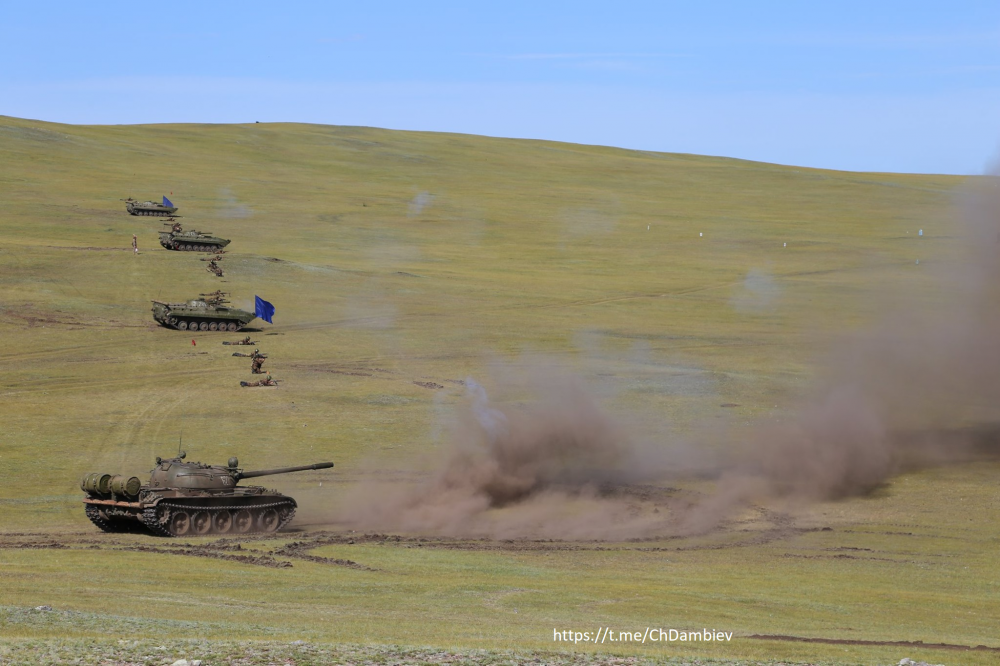 Một xe tăng T-55 khai hỏa. Ảnh: dambiev