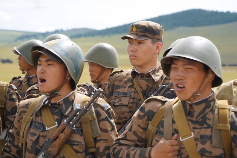 Các binh sĩ Mông Cổ với mũ sắt kiểu Liên Xô. Ảnh: dambiev