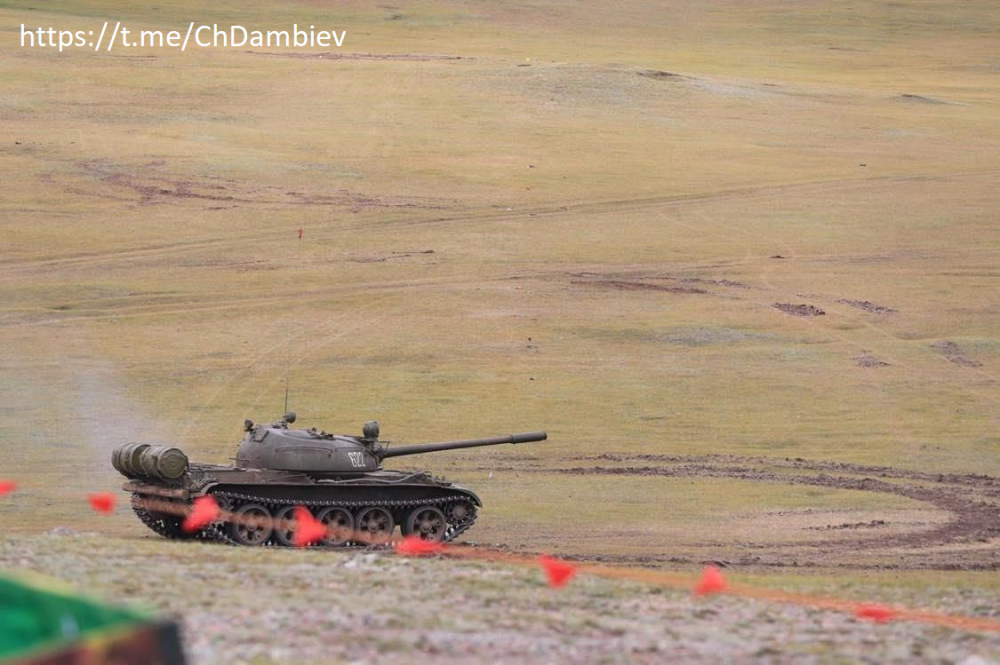 Đáng chú ý, hiện nay Mông Cổ đã có trong trang bị khoảng 100 xe tăng T-72 tương đối hiện đại. Tuy nhiên, không rõ vì sao quân đội nước này không tái trang bị cho lữ đoàn 186 giàu thành tích chiến đấu. Thay vào đó, các binh sĩ vẫn sử dụng vũ khí lạc hậu. Ảnh: dambiev