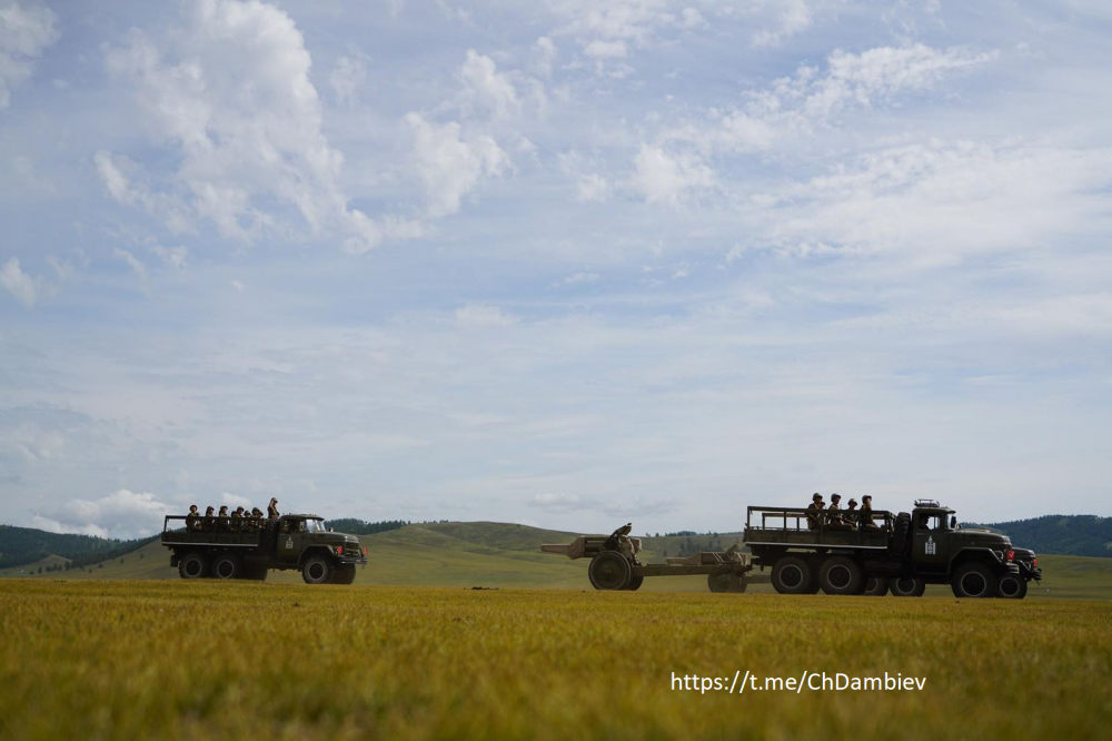 Xe kéo pháo và lựu pháo M-30 122mm của Lữ đoàn 186. Ảnh: dambiev