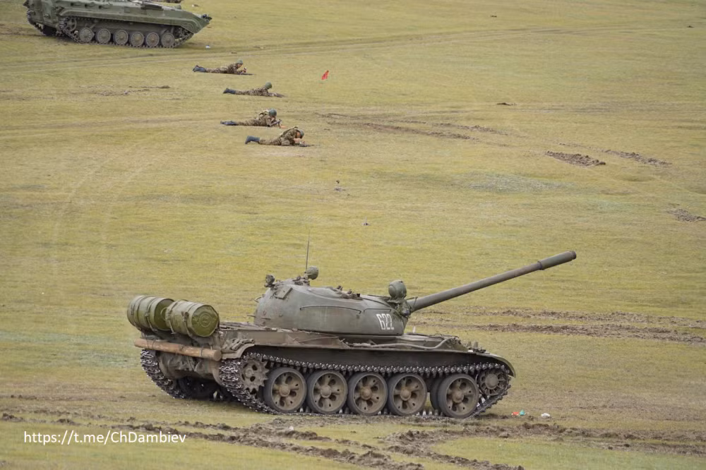 Hôm 20/8/2020, tại thao trường ở Orkhon, Lữ đoàn súng trường cơ giới 186 Mông Cổ đã tiến hành cuộc tập trận bắn đạn thật với sự tham dự, theo dõi của Thủ tướng U. Khurelsukh. Ảnh: dambiev