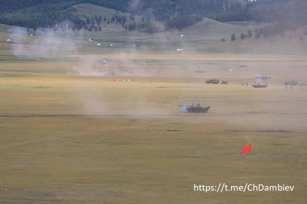 Đội hình lữ đoàn 186 hành tiến trên thảo nguyên. Ảnh: dambiev