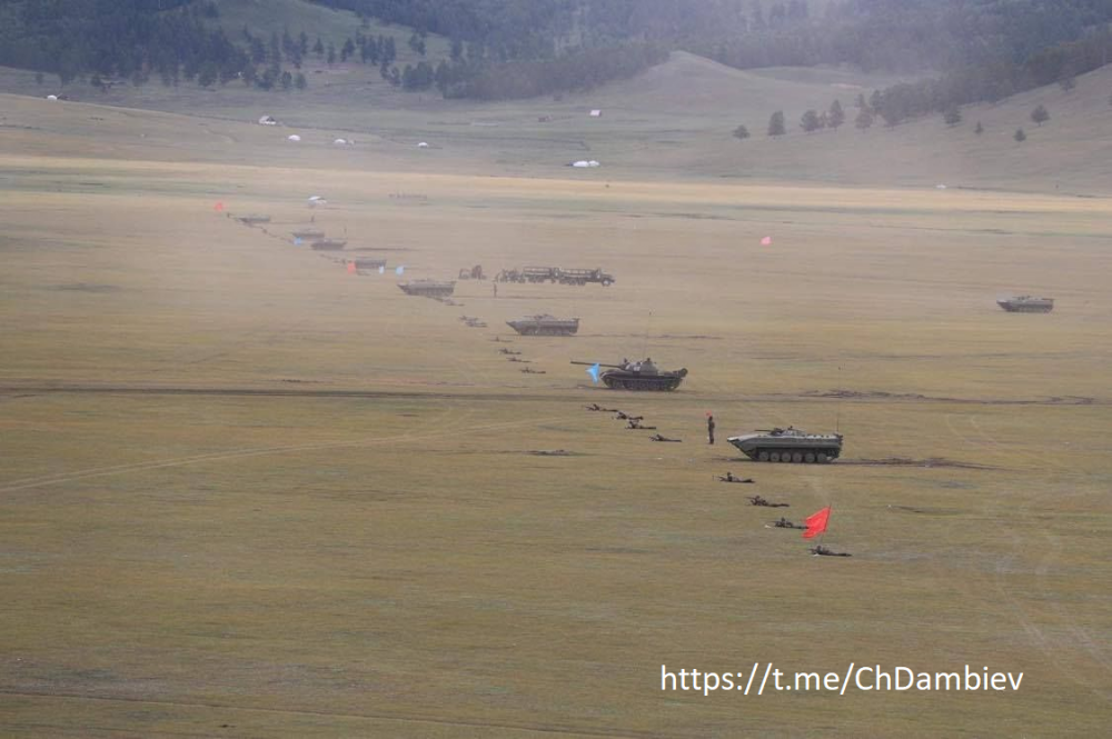 Hiện lữ đoàn được trang bị các xe tăng chủ lực T-55; xe chiến đấu bộ binh BMP-1, pháo phòng không 37mm 61-K, súng máy hạng nặng ZPU-4 14,5mm và lựu pháo M-30 122mm. Ảnh: dambiev