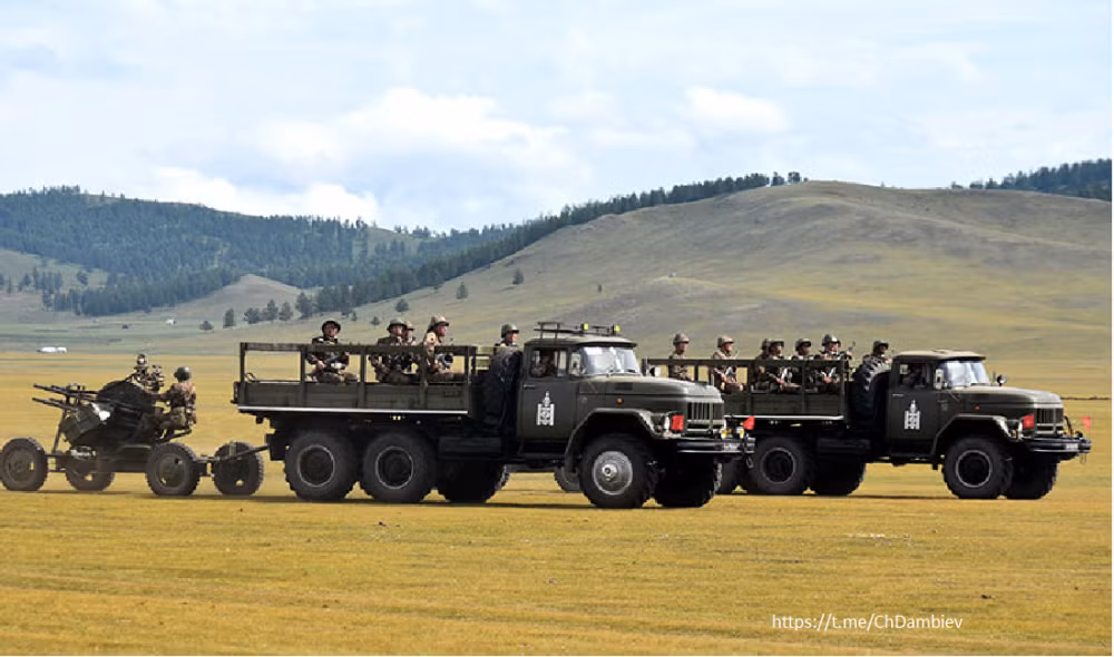 Súng máy phòng không hạng nặng ZPU-4 14,5mm đang được xe tải kéo. Ảnh: dambiev