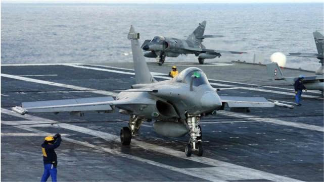 So sánh cả hai loại máy bay Rafale và Su-35, khi Rafale có phần vượt trội hơn, nhờ có phiên bản hoạt động trên tàu sân bay, cất cánh bằng máy phóng hơi nước; công nghệ mà Ấn Độ đang rất thèm muốn để trang bị trên các tàu sân bay của họ trong tương lai.