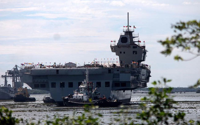  Tàu sân bay Ấn Độ có trọng lượng khá nhỏ, chỉ khoảng 40.000 tấn, tương đương với tàu đổ bộ trực thăng lớp Wasp của hải quân Mỹ hoặc lớp Type 075 của hải quân Trung Quốc. Ảnh: Tàu sân bay INS Vikrant của Ấn Độ.