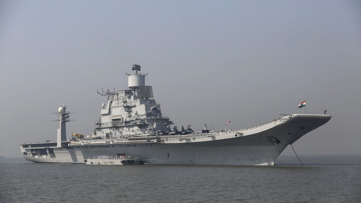 Đầu những năm 2000, nhằm hiện đại hóa lực lượng hải quân, để đối trọng với hải quân Trung Quốc, Ấn Độ đã mua lại tàu sân bay trực thăng mang tên Đô đốc Gorshkov từ Nga và đổi tên thành tàu sân bay INS Vikramaditya. Ảnh: Tàu sân bay INS Vikramaditya của hải quân Ấn Độ.