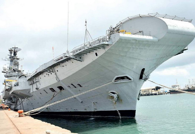Trước đó, Ấn Độ cũng đang sử dụng một tàu sân bay là tàu INS Viraat. Tàu này được hạ thủy năm 1953, gia nhập biên chế hải quân hoàng gia Anh năm 1959 và được cho nghỉ hưu năm 1984 cho đến khi được Ấn Độ mua lại và trang bị cho hải quân nước này vào năm 1987. Ảnh: Tàu sân bay INS VIraat trong biên chế hải quân Ấn Độ.