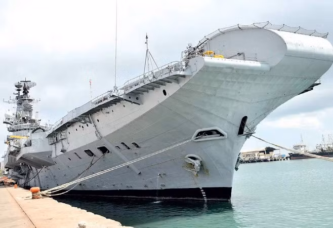 Trước đó, Ấn Độ cũng đang sử dụng một tàu sân bay là tàu INS Viraat. Tàu này được hạ thủy năm 1953, gia nhập biên chế hải quân hoàng gia Anh năm 1959 và được cho nghỉ hưu năm 1984 cho đến khi được Ấn Độ mua lại và trang bị cho hải quân nước này vào năm 1987. Ảnh: Tàu sân bay INS VIraat trong biên chế hải quân Ấn Độ.