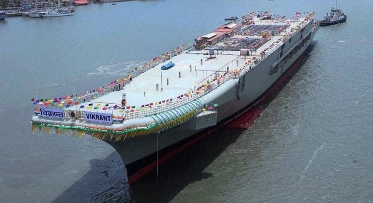 Nhằm thay thế tàu sân bay INS Viraat đã có tuổi đời quá cao, Ấn Độ đã quyết định chế tạo một mẫu hàng không mẫu hạm nội địa với sự trợ giúp cùng Nga và Italia với tên gọi là lớp Vikrant. Ảnh: Tàu sân bay INS Vikrant tại buổi lễ hạ thủy, vẫn chưa được lắp thượng tầng.