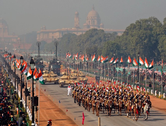 Ấn Độ - Một quốc gia có tiềm lực quốc phòng hàng đầu trên thế giới, có thể tự sản xuất được các loại xe tăng, tàu chiến, máy bay,... và là một thế lực vô cùng lớn ở khu vực Ấn Độ Dương. Ảnh: Một cuộc duyệt binh của quân đội Ấn Độ.