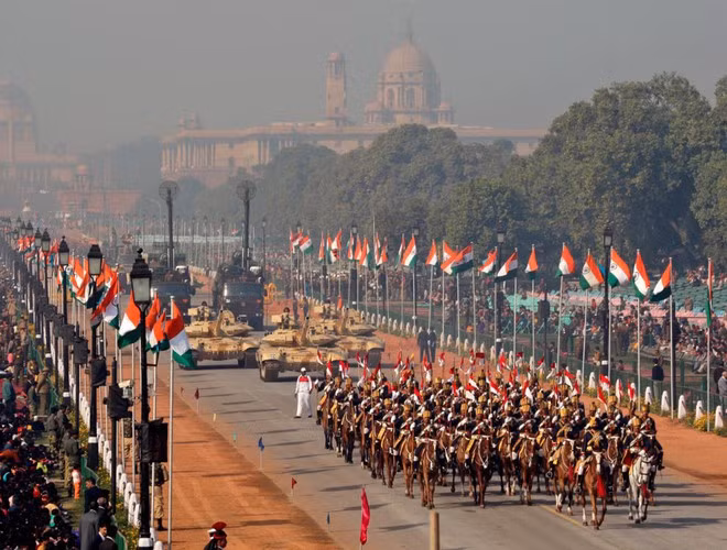 Ấn Độ - Một quốc gia có tiềm lực quốc phòng hàng đầu trên thế giới, có thể tự sản xuất được các loại xe tăng, tàu chiến, máy bay,... và là một thế lực vô cùng lớn ở khu vực Ấn Độ Dương. Ảnh: Một cuộc duyệt binh của quân đội Ấn Độ.