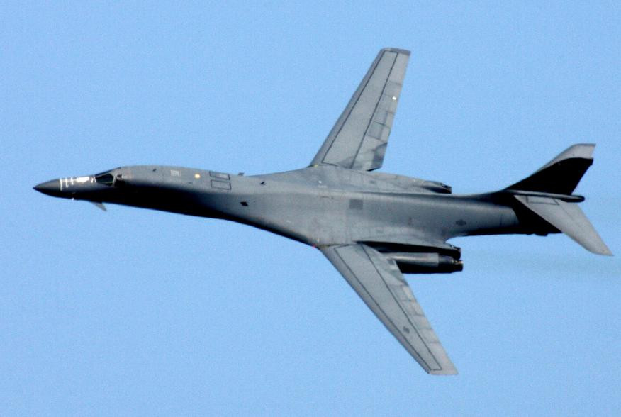 Đây là cuộc diễn tập của Mỹ nhằm phá thế chiến lược chống tiếp cận/chống xâm nhập (A2/AD) của Nga và một số quốc gia khác (A2/AD nhằm đối phó với lực lượng hải quân và không quân hùng mạnh của Mỹ - PV); mục tiêu chính của tên lửa chống hạm tầm xa AGM-158C chủ yếu chống lại các tàu trong biên đội tàu sân bay của Nga và Trung Quốc. Ảnh: Máy bay ném bom chiến lược B-1B của Không quân Mỹ.