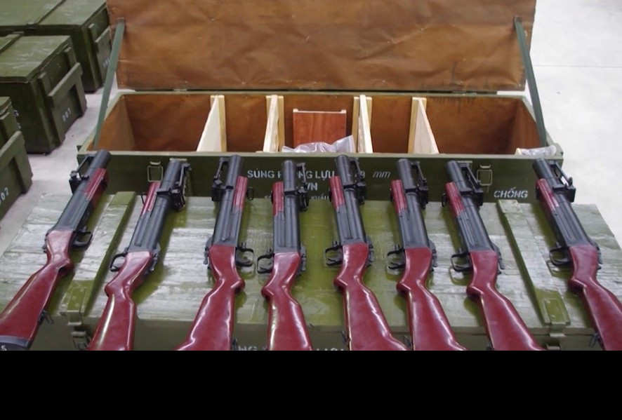 Súng có ưu điểm là dễ dàng sử dụng, hoạt động theo cơ cấu nạp hậu, vận hành đáng tin cậy, hoả lực cung cấp mạnh, hiệu quả trong việc tiêu diệt mục tiêu bộ binh đối phương tập kích theo đội hình đông hoặc bắn mục tiêu ẩn khuất sau vật che chắn trong tầm gần mà súng cối không thể bắn được. Đây được mệnh danh là loại súng cối cầm tay cỡ nhỏ, có tốc độ bắn nhanh và vô cùng đáng gờm, bổ sung cực kỳ đắc lực cho tiểu đội bộ binh chiến đấu. Ảnh: Súng M-79 mới được sản xuất của Việt Nam chuẩn bị bàn giao cho các đơn vị.