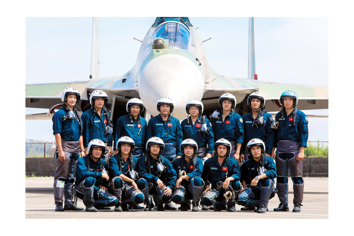 Ngày 15/9, báo Phòng không - Không quân đăng bản tin: "Thông báo khám tuyển phi công quân sự năm học 2021-2022" với tiêu chuẩn tuyển chọn: Nam thanh niên từ 17-21 tuổi (tính đến năm 2021); Nam quân nhân từ 18-23 tuổi (tính đến năm 2021); chiều cao từ 1,65m, nặng 52kg trở lên, sức khỏe tốt... Thông báo này một lần nữa lại khiến nhiều thanh niên đất Việt háo hức mong muốn trở thành một phần của lượng không quân Việt Nam, nhất là không quân tiêm kích.