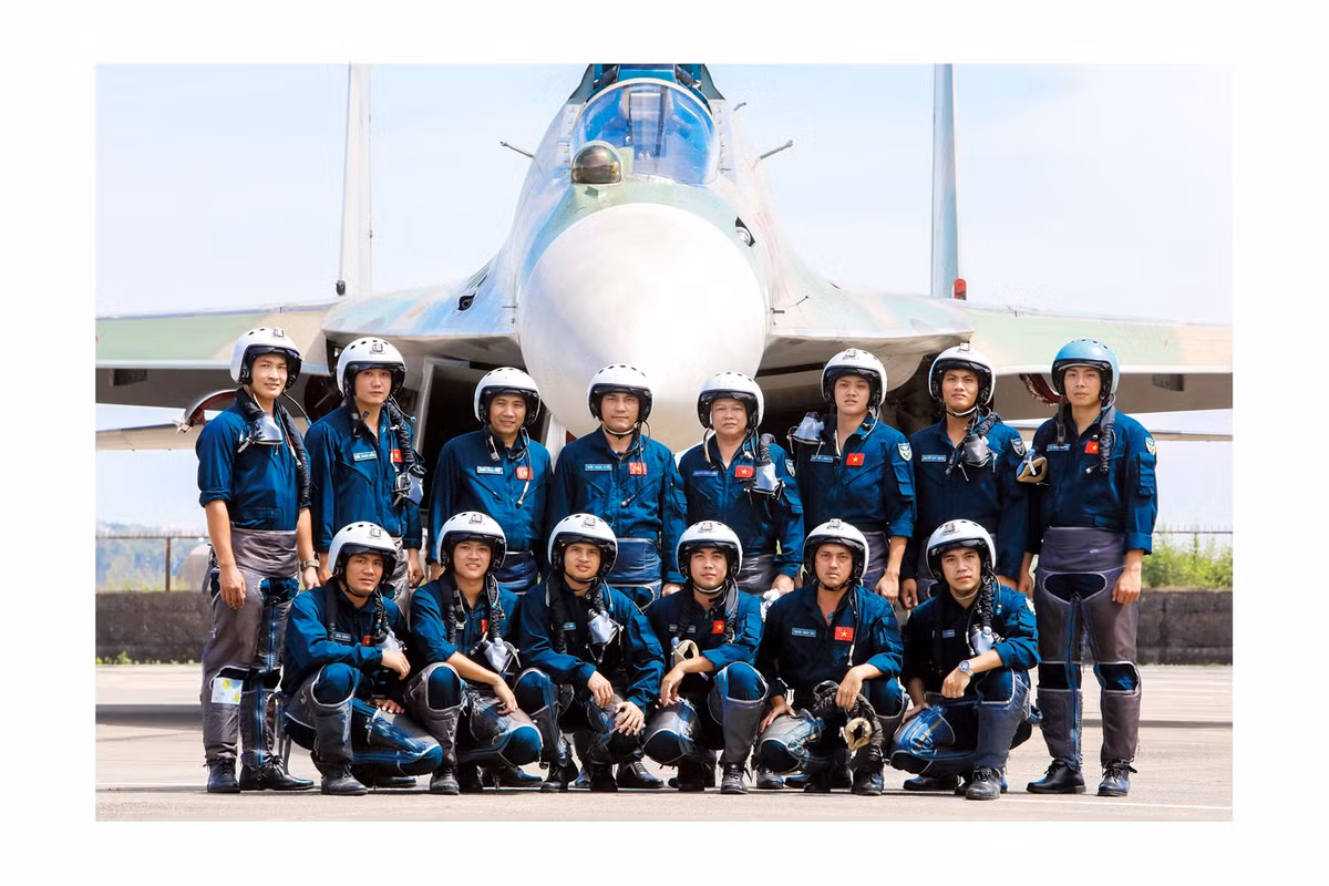 Ngày 15/9, báo Phòng không - Không quân đăng bản tin: "Thông báo khám tuyển phi công quân sự năm học 2021-2022" với tiêu chuẩn tuyển chọn: Nam thanh niên từ 17-21 tuổi (tính đến năm 2021); Nam quân nhân từ 18-23 tuổi (tính đến năm 2021); chiều cao từ 1,65m, nặng 52kg trở lên, sức khỏe tốt... Thông báo này một lần nữa lại khiến nhiều thanh niên đất Việt háo hức mong muốn trở thành một phần của lượng không quân Việt Nam, nhất là không quân tiêm kích.